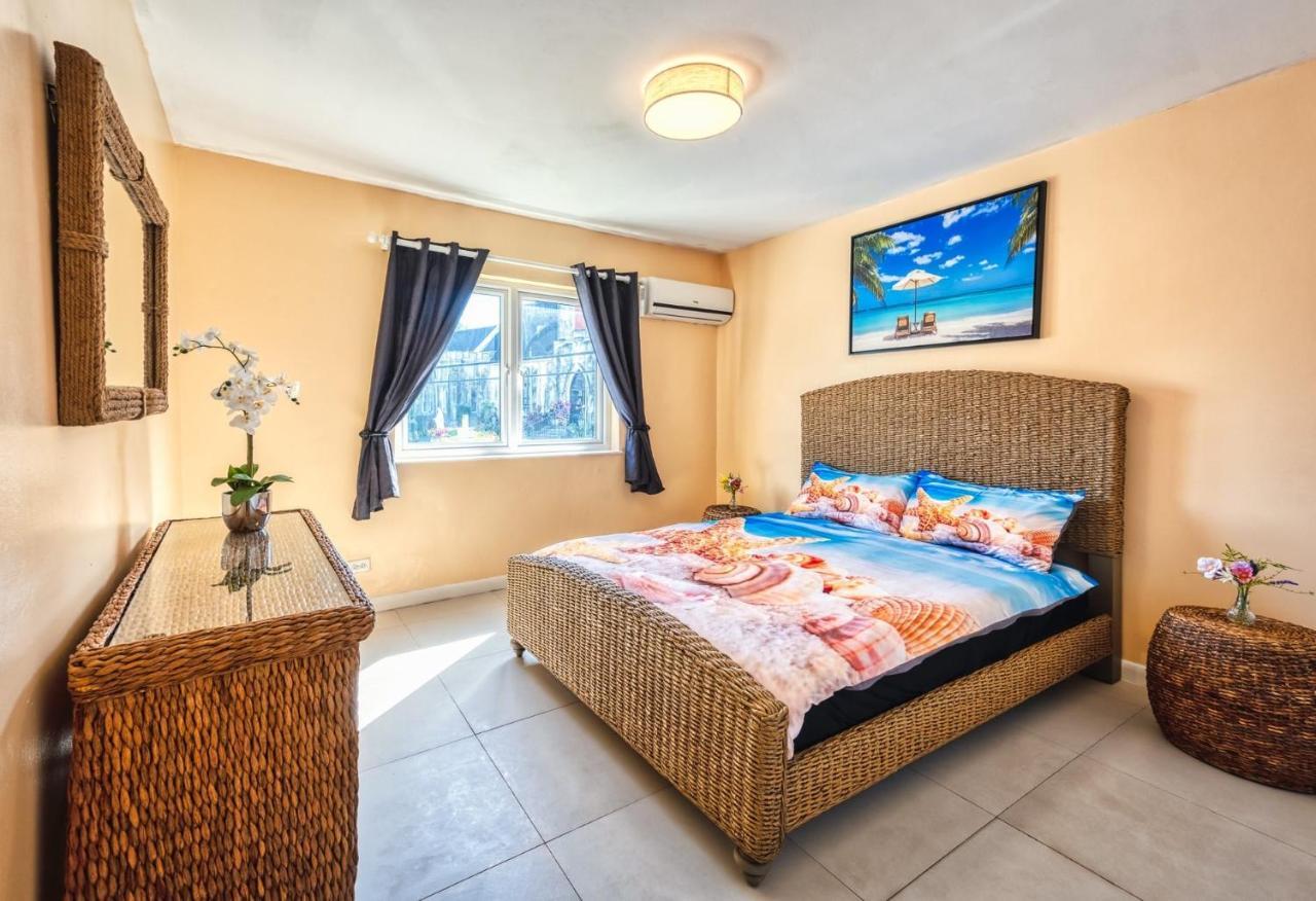 Apartment In Downtown At The Beach 나사우 외부 사진