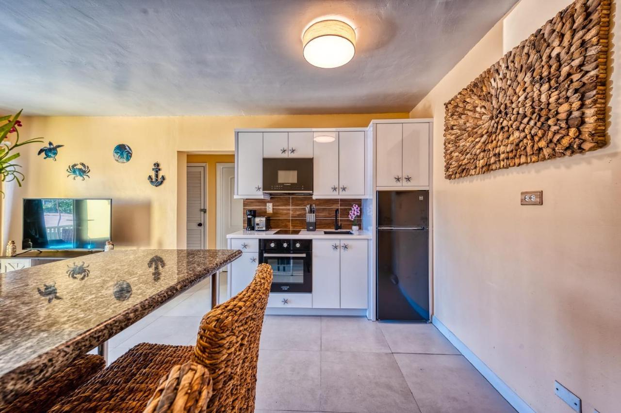 Apartment In Downtown At The Beach 나사우 외부 사진