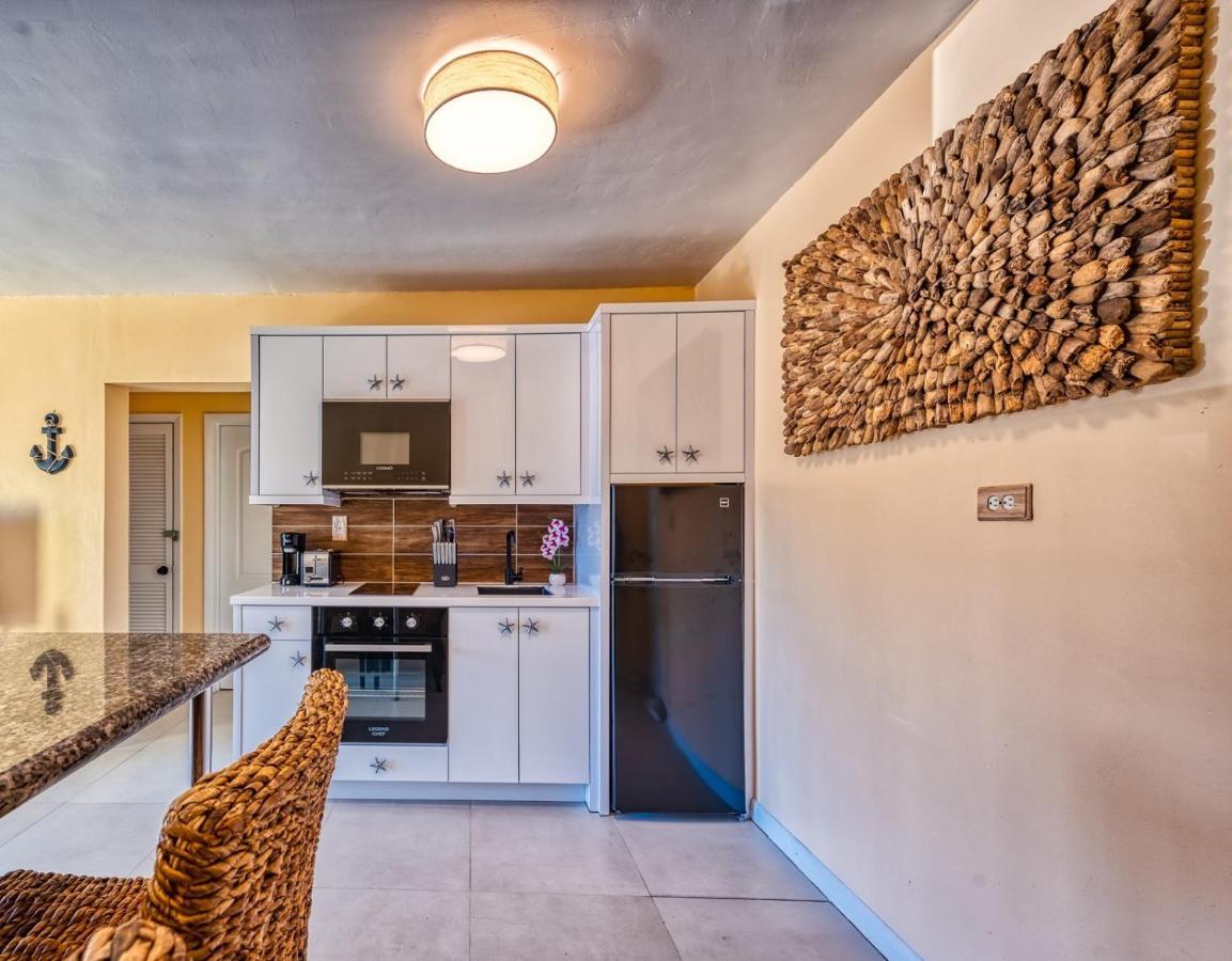 Apartment In Downtown At The Beach 나사우 외부 사진