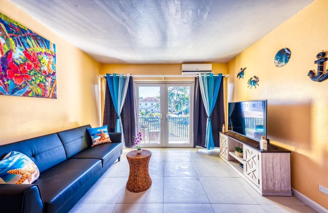 Apartment In Downtown At The Beach 나사우 외부 사진