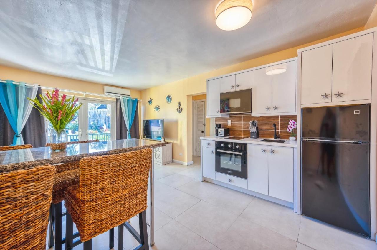Apartment In Downtown At The Beach 나사우 외부 사진