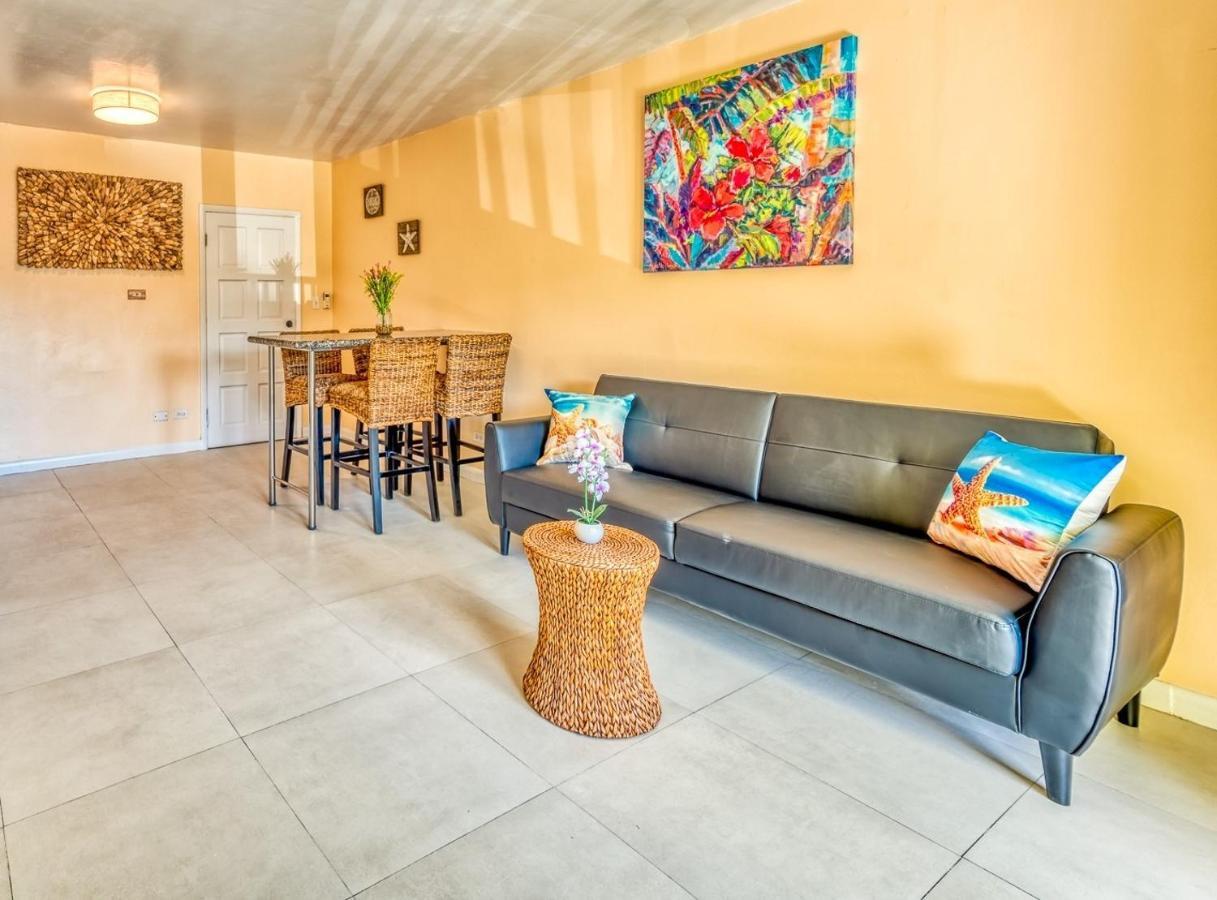 Apartment In Downtown At The Beach 나사우 외부 사진