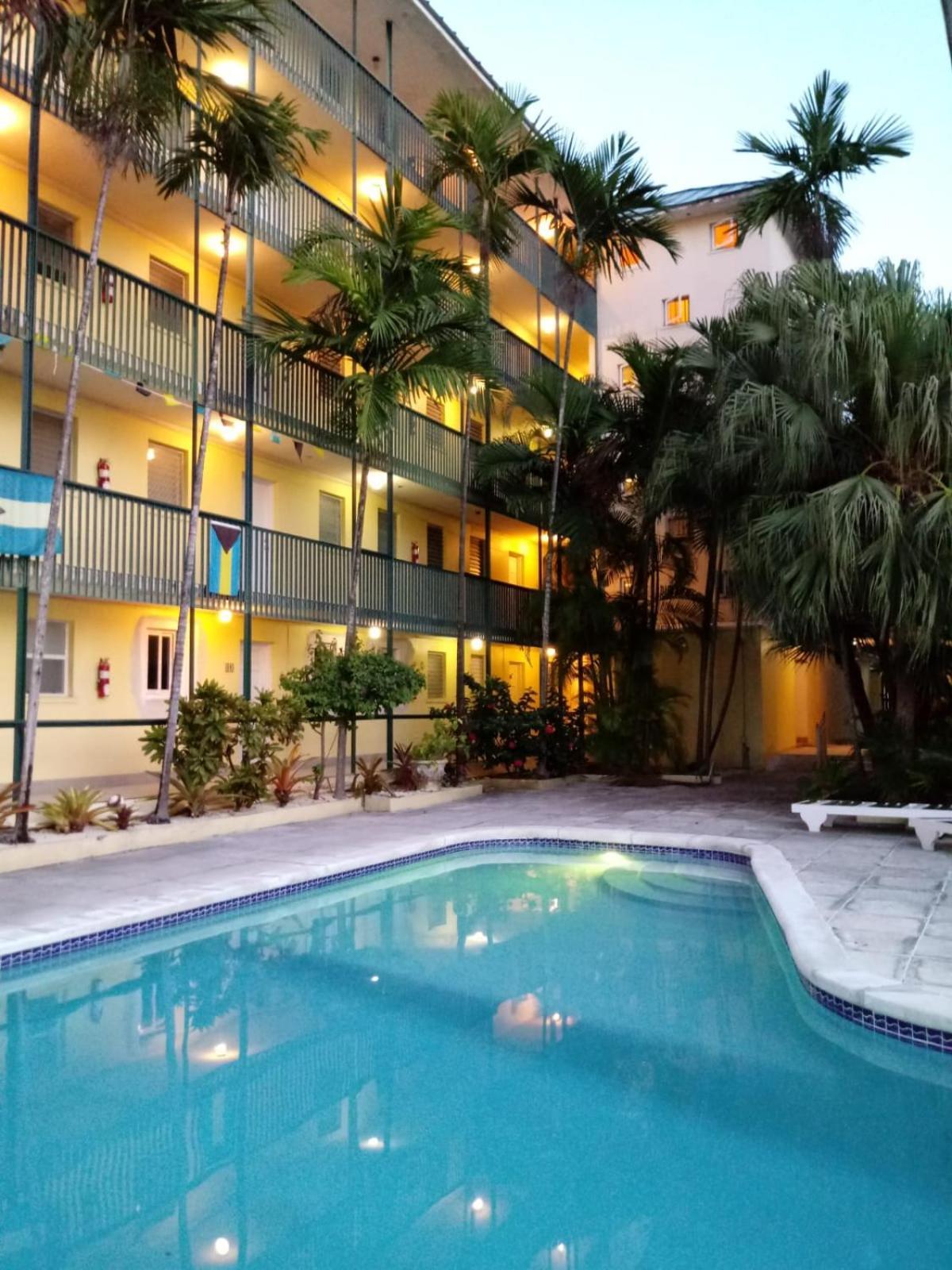 Apartment In Downtown At The Beach 나사우 외부 사진