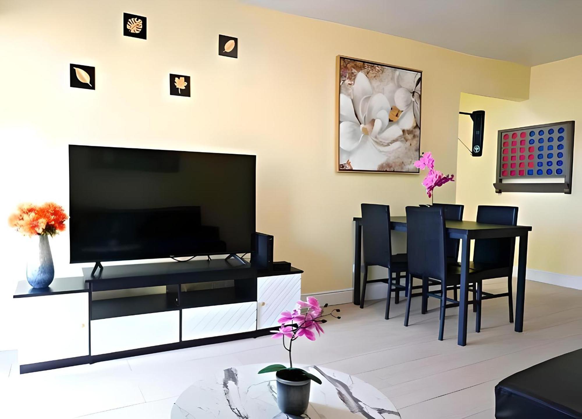 Apartment In Downtown At The Beach 나사우 외부 사진
