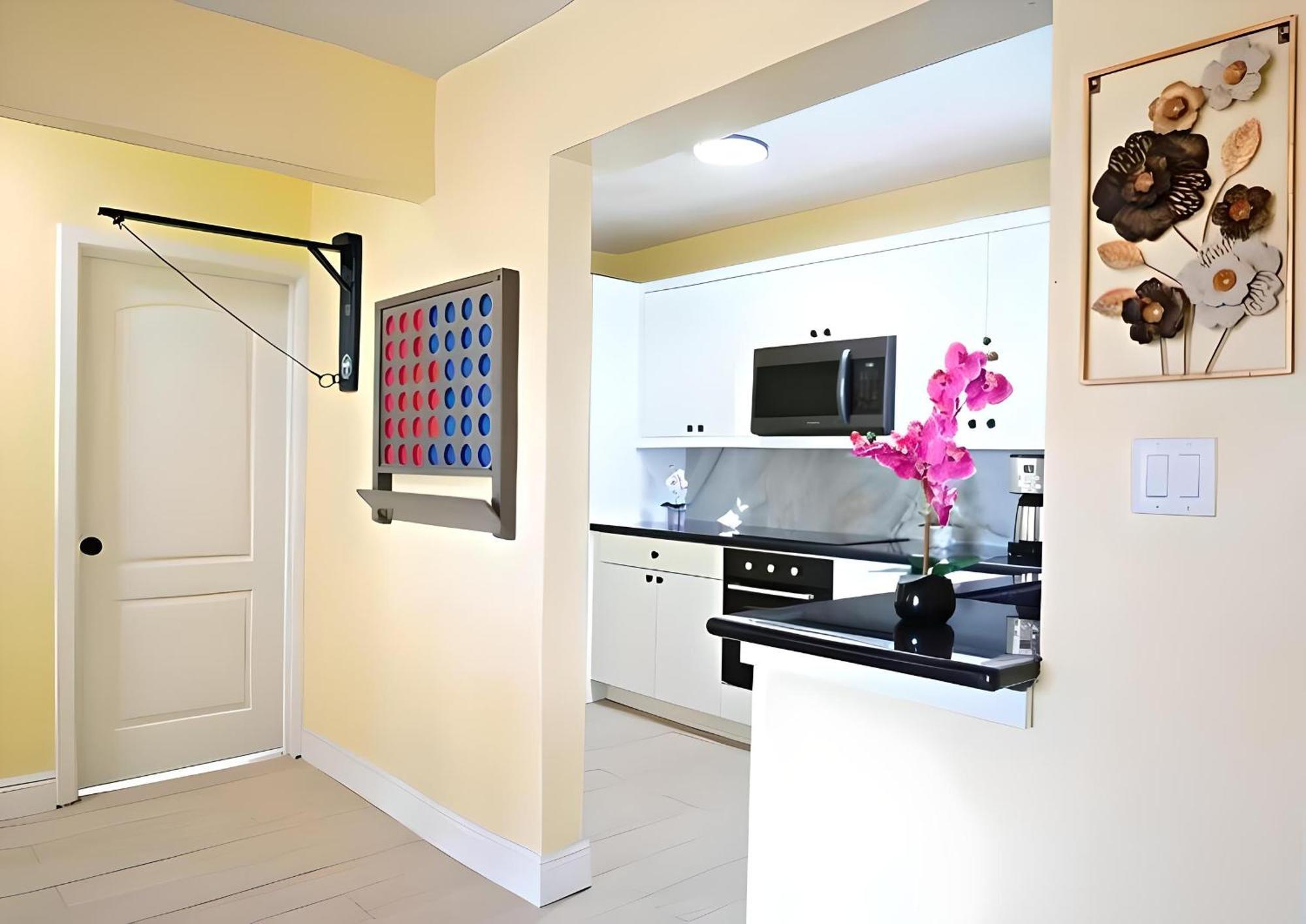 Apartment In Downtown At The Beach 나사우 외부 사진